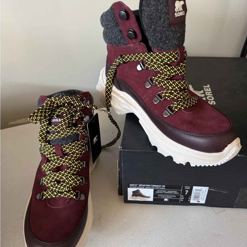 Sorel Kinetic Conquest Women's Maroon and Black Winter Boots